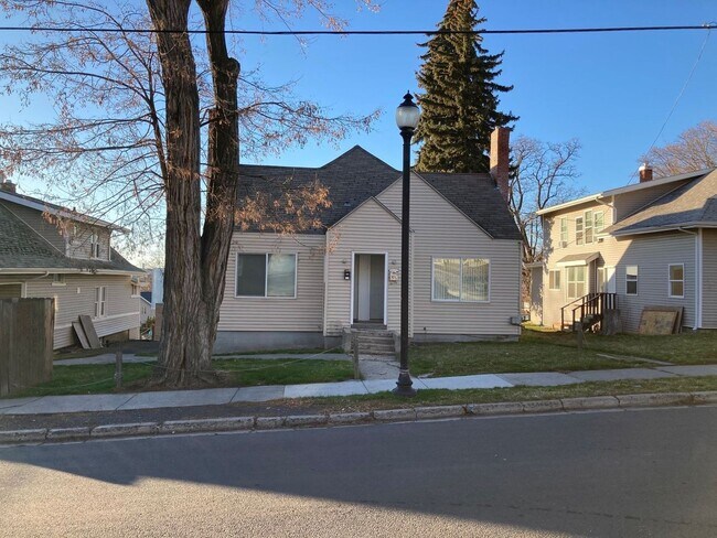 Building Photo - 813-815-817 NE A Street Unit 817