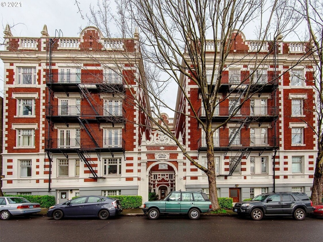 Photo - 1811 NW Couch St (Portland, OR)
