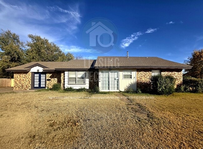 Building Photo - Spacious Village 3 Bed 2 Bath Home!