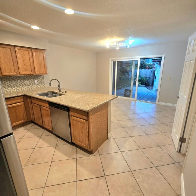 Photo - 2 bedroom with GAREAGE in the HEART of Wes... Casa