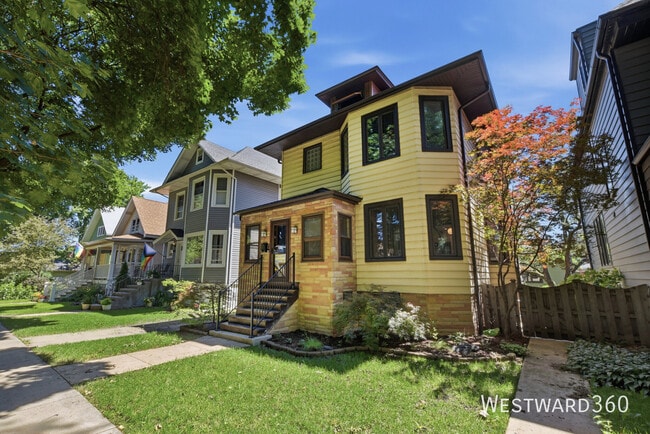 Building Photo - 4037 N Hamlin Ave Unit 1