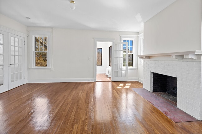 Photo - 852 Farmington Ave