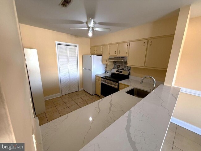 Photo - 3921 Woodhue Pl