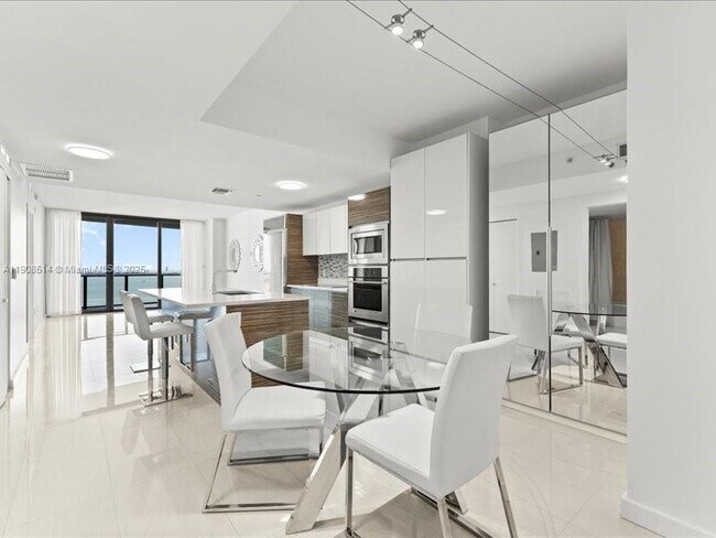 Building Photo - 460 NE 28th St Unit 2203