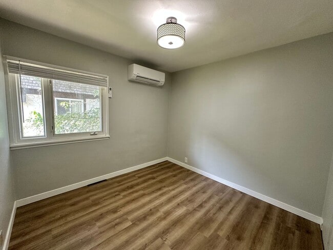 2205 Bryant Ave: The Lowry Hill Nook