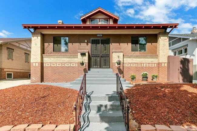 Charming 5-Bedroom Bungalow a Block from S... - Charming 5-Bedroom Bungalow a Block from S... House