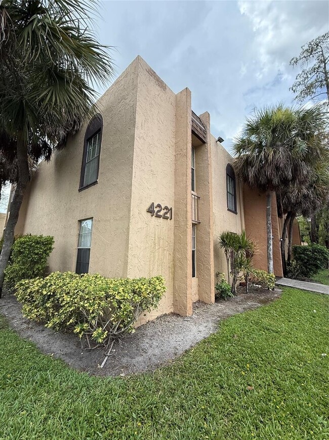 Building Photo - 4221 NW 19th St Unit 276 Rental