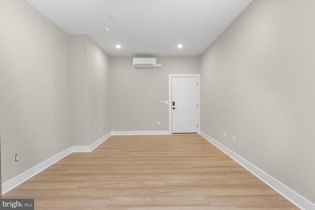 Building Photo - 6712 Ridge Ave Unit 1