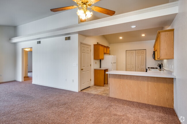 2BR, 2BA - 1,300SF - Evergreen Townhomes South