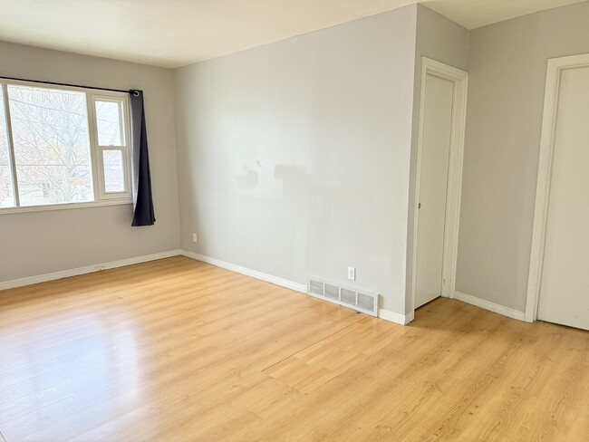 Building Photo - 506 Aylmer Ave Unit 4