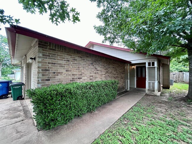 Photo - 2103 Courtney St
