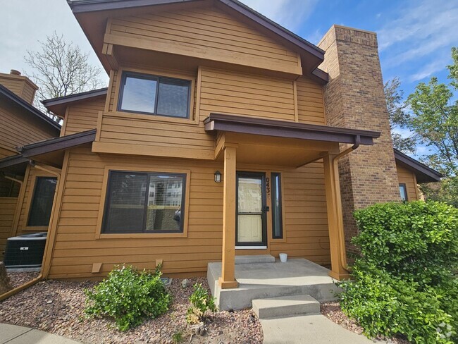 Building Photo - Gorgeous 2+ Bedroom 3 Bath Townhouse with ...