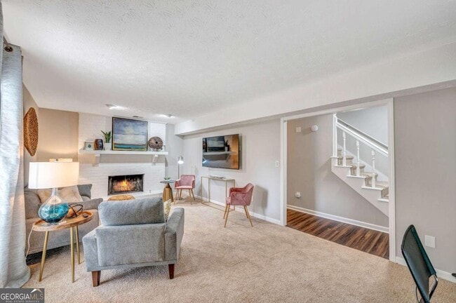 Photo - 2011 Kemp Rd NE