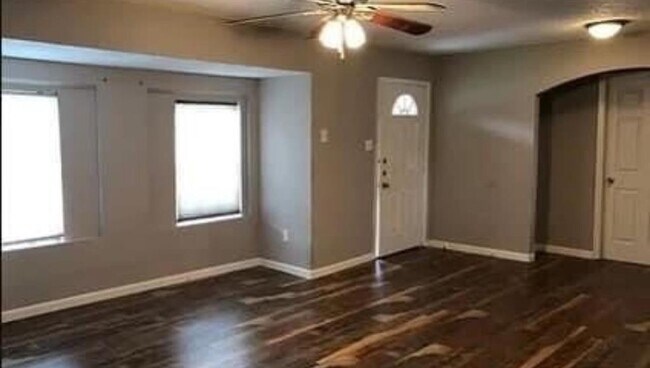 Building Photo - 6043 Lyndhurst Dr Rental