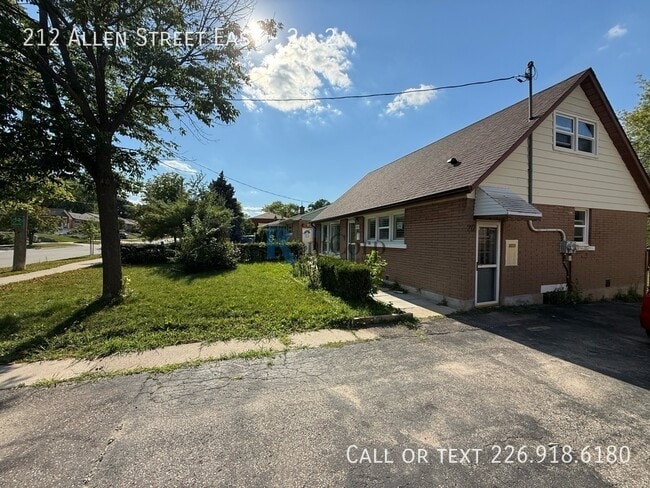 Photo - 212 Allen St E