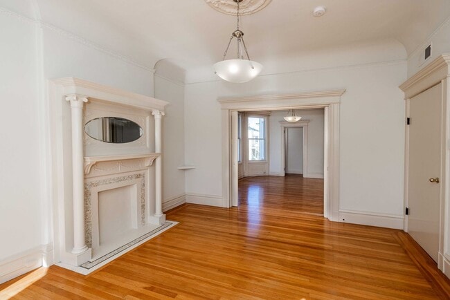 Photo - LARGE Full Floor 4BR/2BA. In-Unit Laundry, New Stainless Appliances! Unit 486