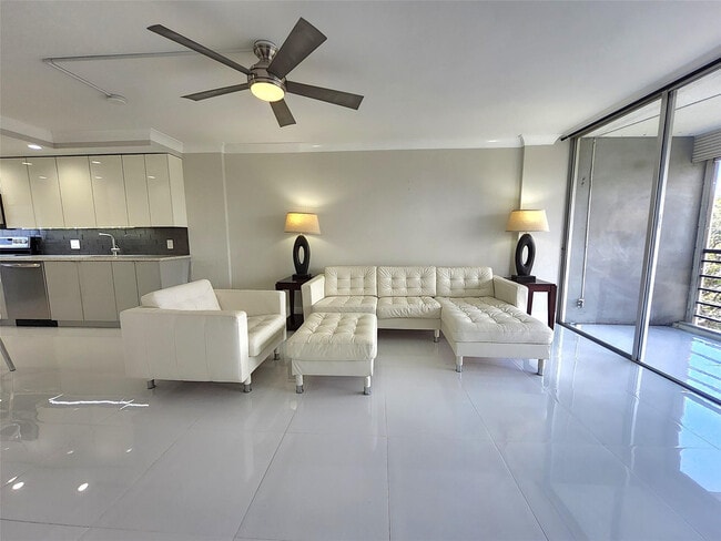 Building Photo - 112 Royal Pk Dr Unit 4F