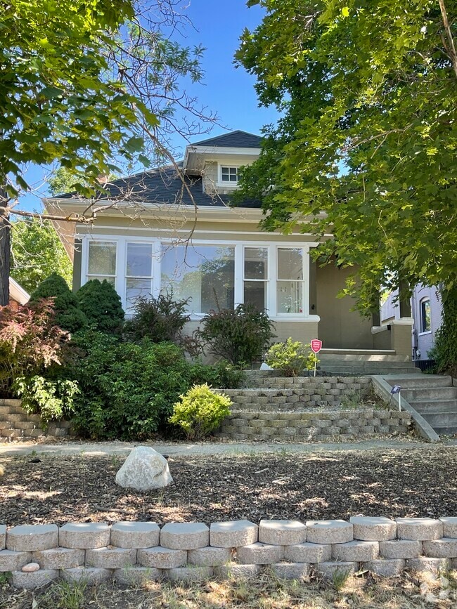 Building Photo - 777 E 4th Ave Rental