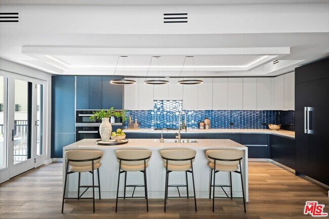 Photo - 160 N La Peer Dr Unidad 202