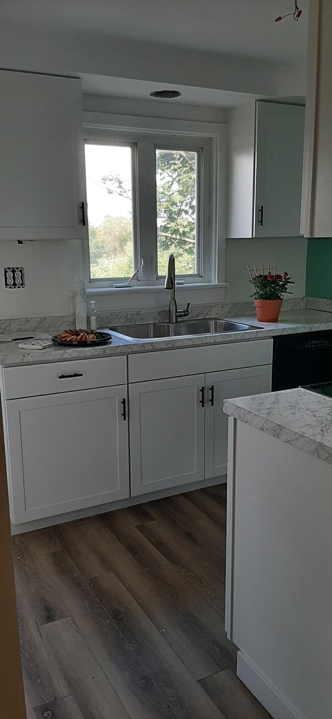 Kitchen - 106 Koegler Ave