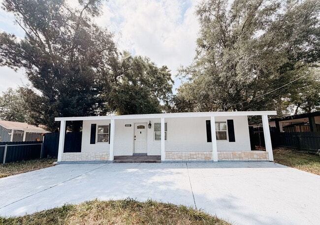 Building Photo - Home For Rent in Tampa - FULLY FENCED IN BACKYARD!