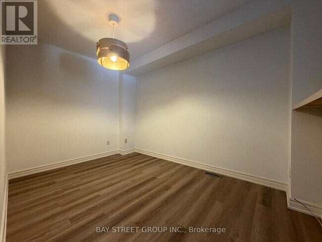 Photo - 1100 Queens Ave