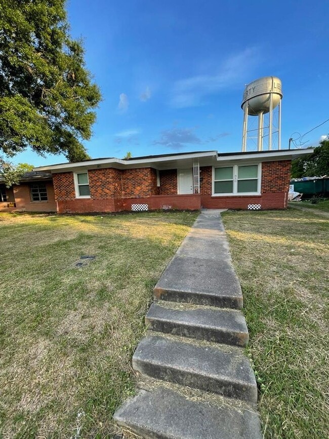 Building Photo - Newly Renovate 4 bedroom 2 bath Home in Li...