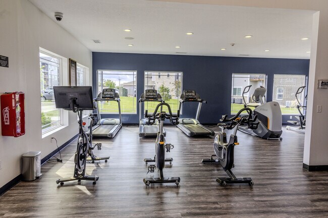 El gimnasio está equipado para entrenamientos de cuerpo completo, incluida una bicicleta Peloton. - 11Fifty on Olson