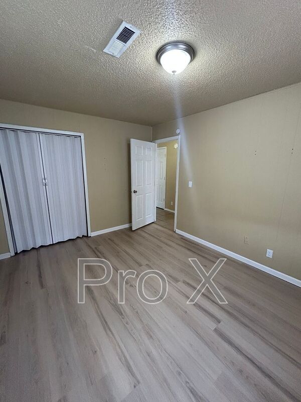 Photo - 405 Park St