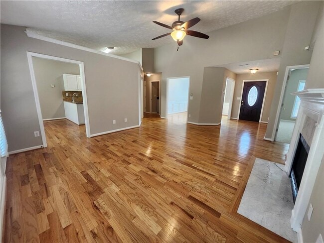 Photo - 1052 Ludwick Way