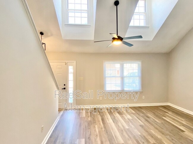 Photo - 384 Kinsmen Way