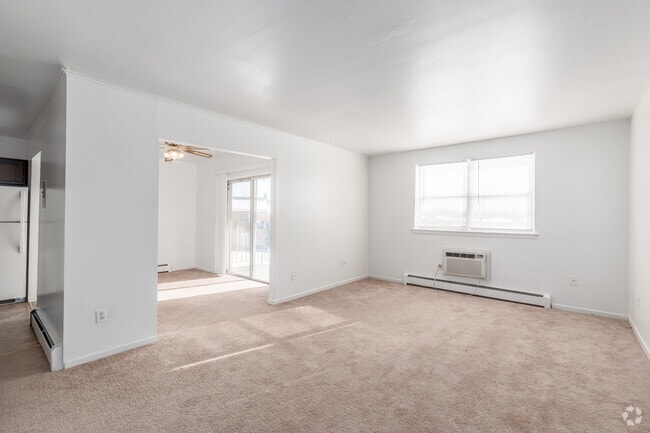 1BR, 1BA - 719SF - Living Room