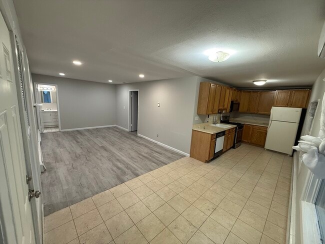 Building Photo - 109 Rhoda Ave Unit 1A