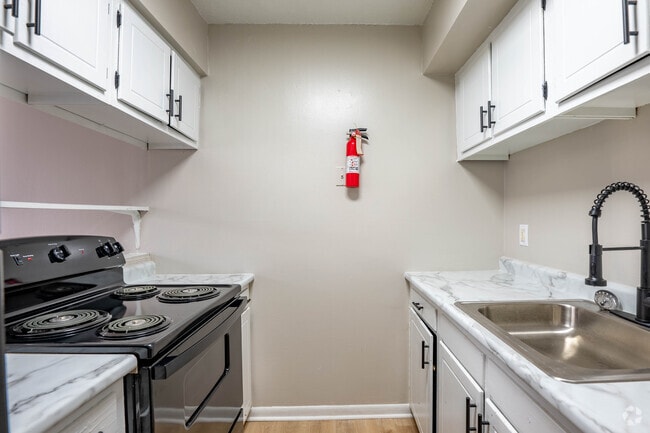 2BR, 2BA - 840SF - Kitchen