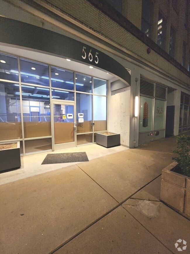 Building Photo - 565 W Quincy St Rental