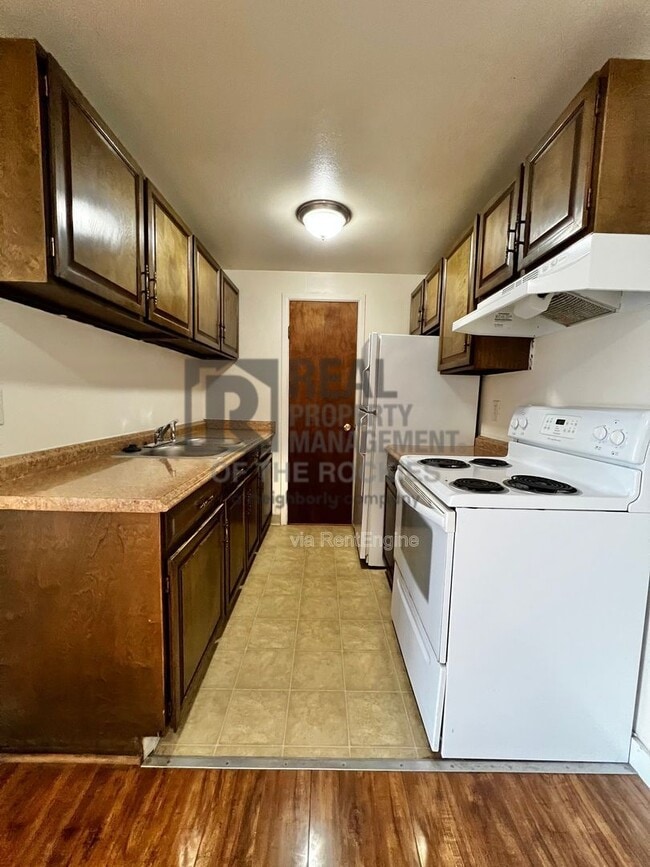 Building Photo - 1005 Robertson St Unit C2