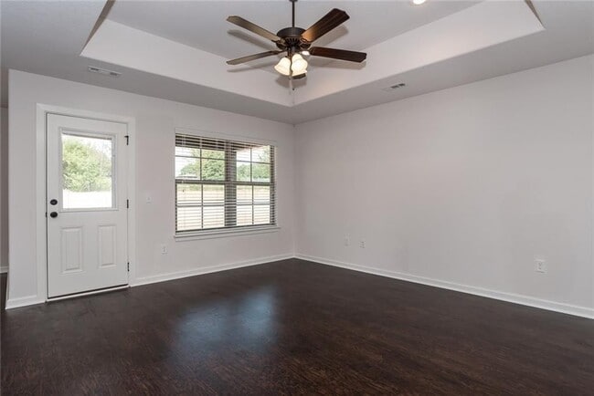 Photo - 105 Lion Dr N