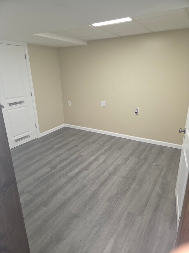 extra room in the basement - 42 Davenport Rd