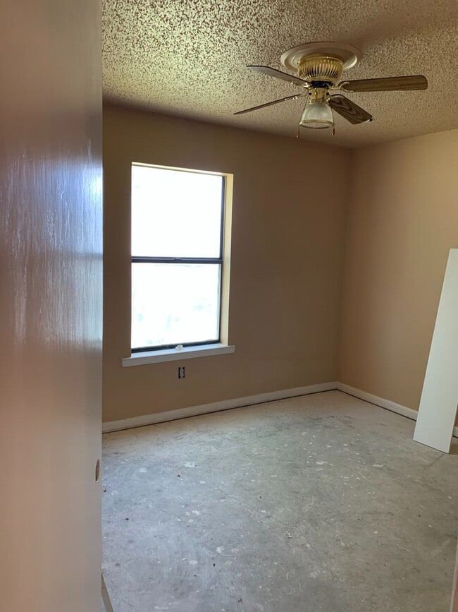 Photo - 3/1 Fenced yard Pet Friendly Gladewater ISD
