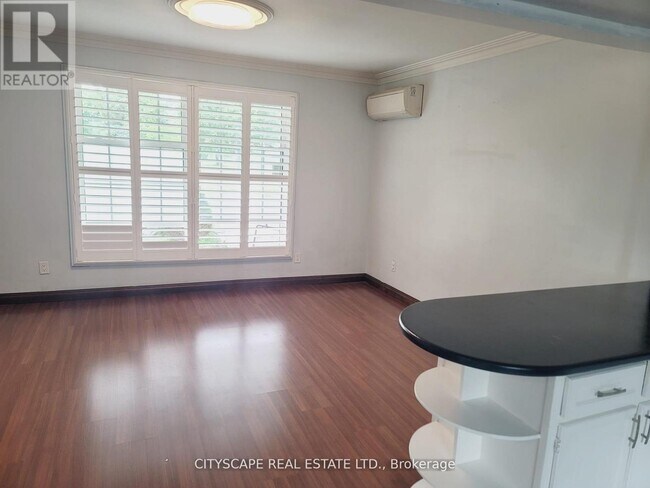 Photo - 342 Sutherland Dr