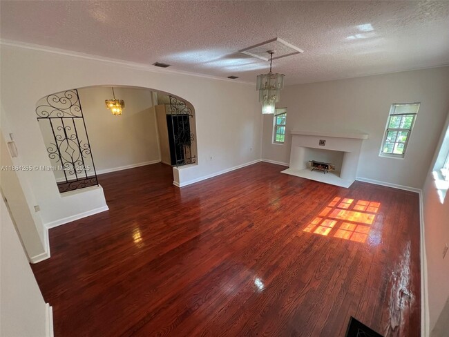 Photo - 695 NE 81st St