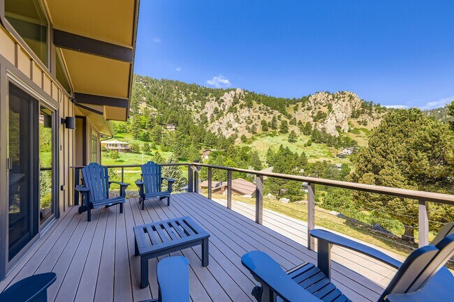 Photo - Stunning 4 BDR/2BA Mountain Retreat