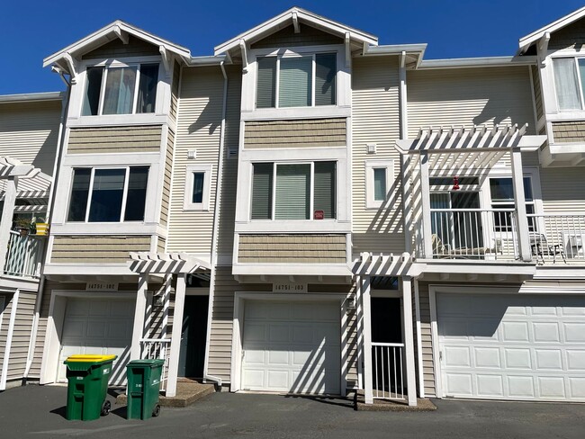 Stylish 2br/2.5ba Townhome with 2-car tand... - Stylish 2br/2.5ba Townhome with 2-car tand...