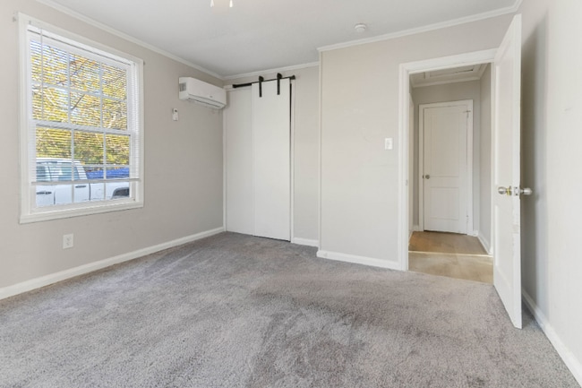 Photo - 704 Saunders St