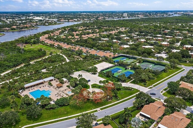 Building Photo - 3052 30th Ct