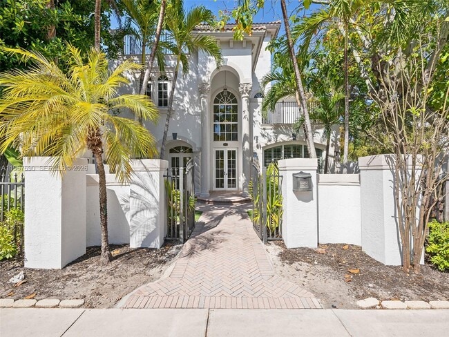 Photo - 827 SE 2nd Ct