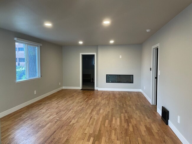 Photo - OLD TOWN LOUISVILLE 2 Bed 1 Bath CHARMER-Available NOW!