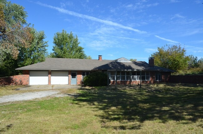 Building Photo - Beautiful Hobby Farm on 10 Acres!