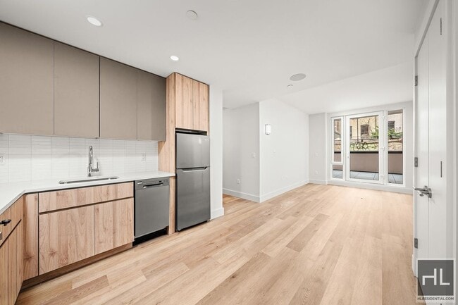 Building Photo - BRUCKNER BOULEVARD Rental