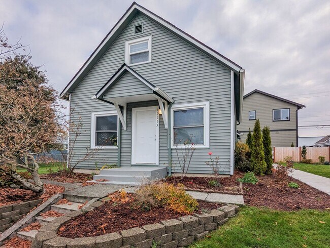 Building Photo - **Move-In Special** Move in ready 3 bed 1 bath home w/main level bedroom